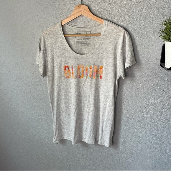 ✨ 3/$25 The Be Brand Bloom Tee size large - Picture 1 of 5